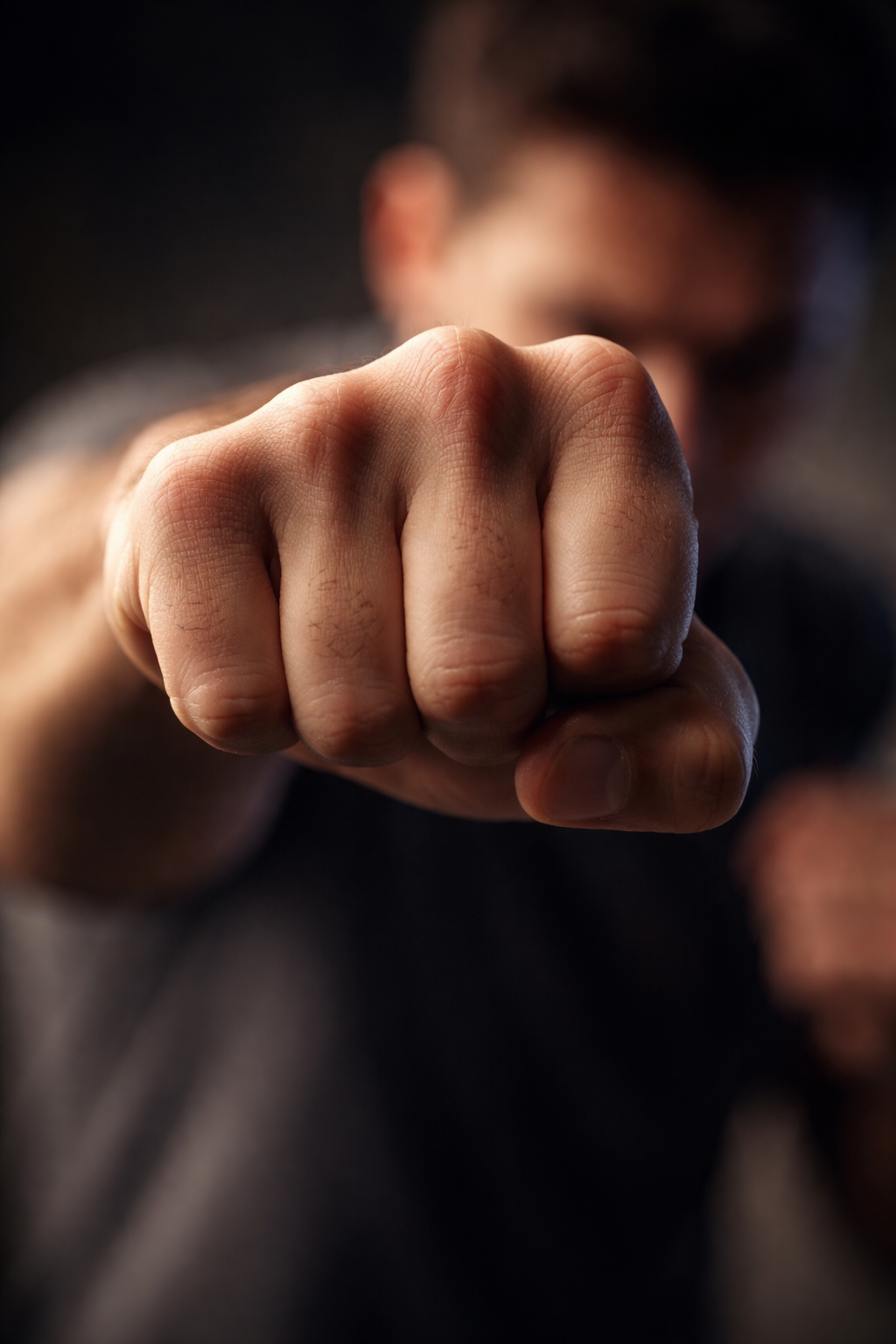  Após ler conversa da esposa no celular, homem a agride e é preso